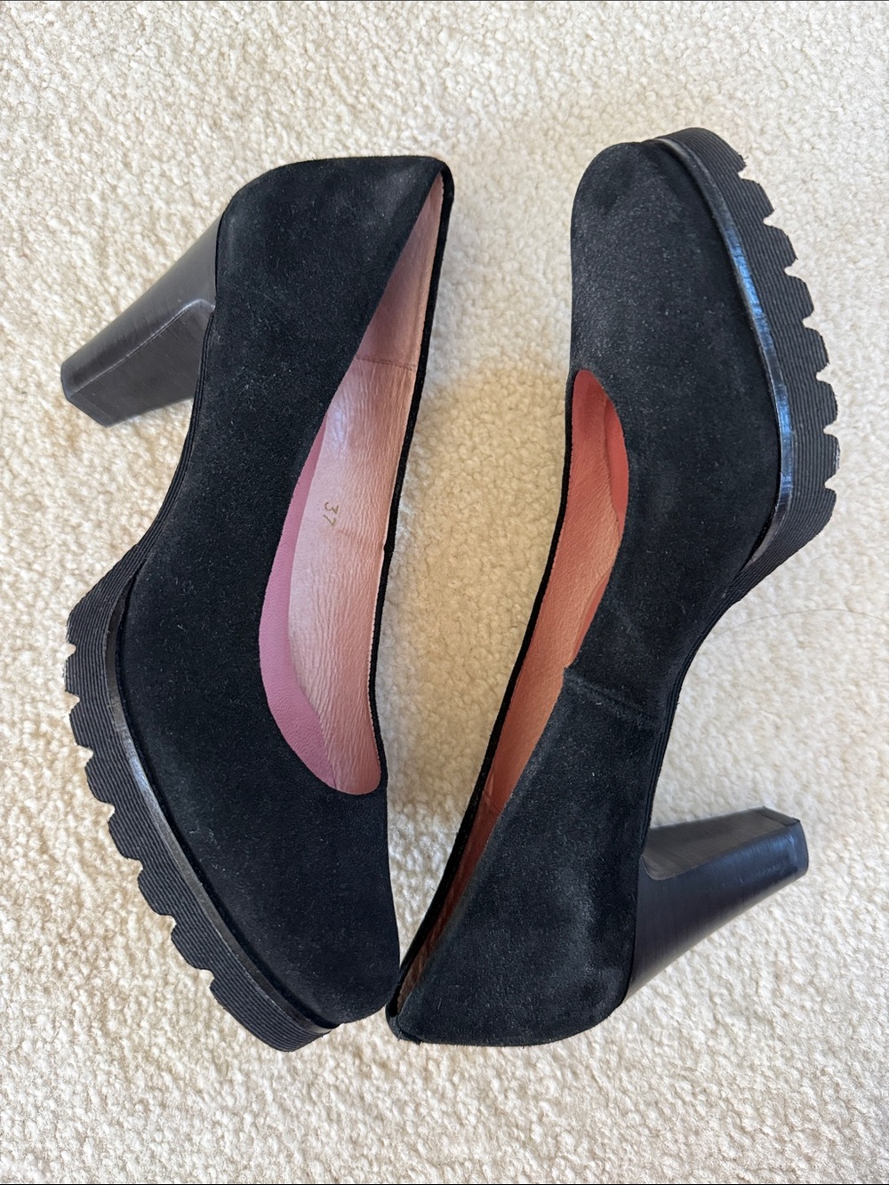 Andre Assous Black Suede Pumps with Pink Insole Excellent Like-New condition